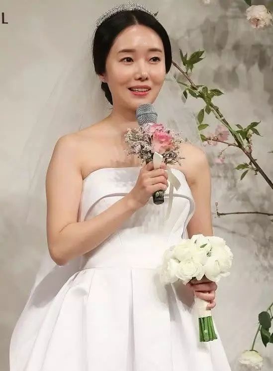 韩国女艺人李贞贤大婚分享己的婚纱造型和传统韩服造型
