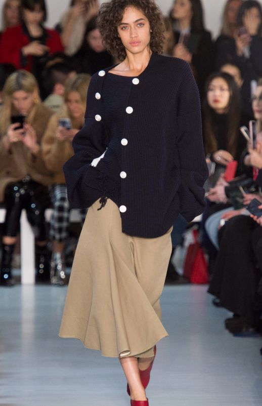 粉红色的高领毛衣看起来特别的少女,而且又非常的保暖,时尚必备