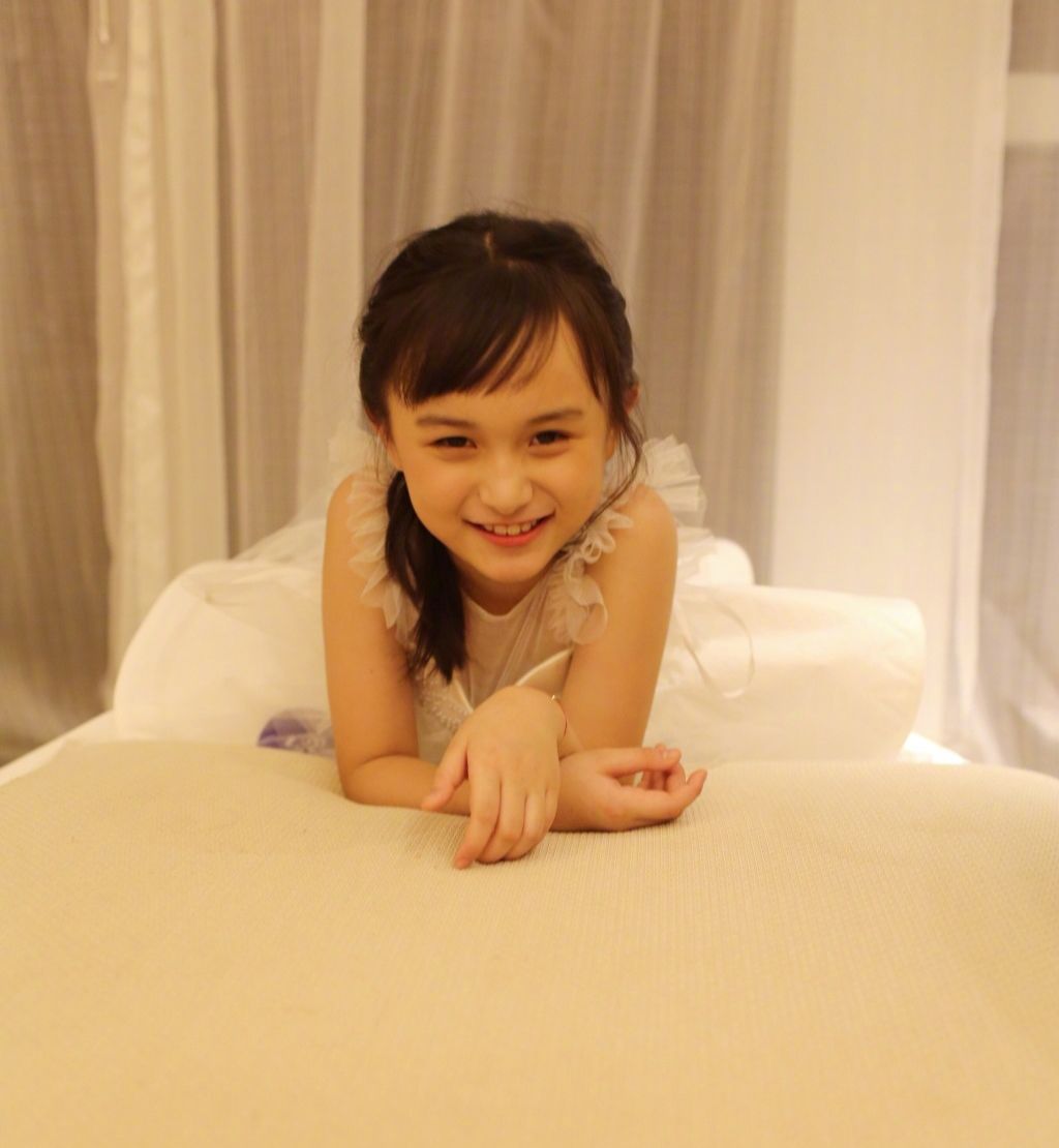 小芈月刘楚恬与孙莉同台作画穿公主裙托腮卖萌忒可爱