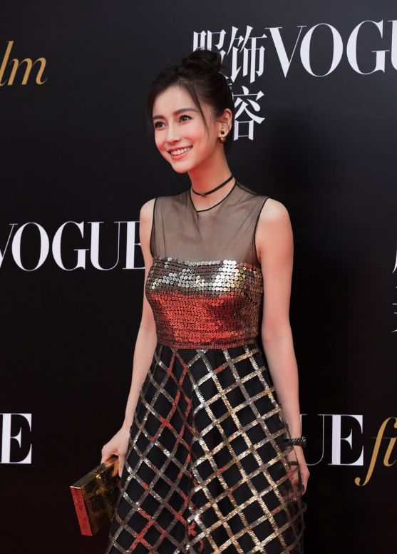杨颖身穿亮片镂空礼服完美身材一览无余笑容甜美优雅迷人