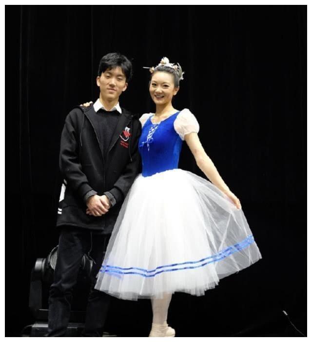 她18岁放弃大学学业爱上现年68岁的张艺谋,为张艺谋生儿育女