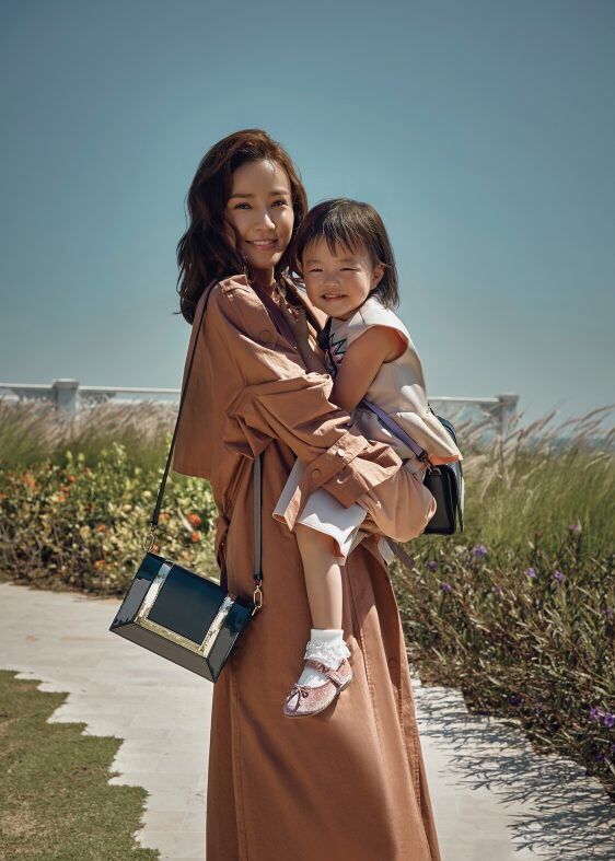 权相宇一家四口拍写真纪念结婚10周年儿子比爸爸还帅