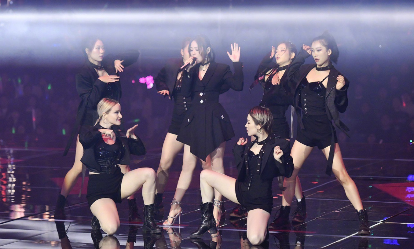 都在说莫文蔚演唱会上的身材而她的演唱会却总被舞伴抢风头