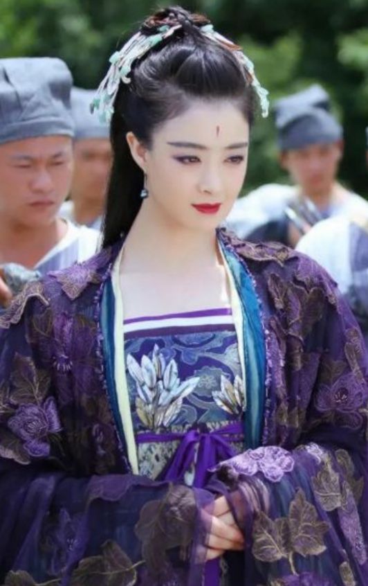 紫衣,脸上的表情感觉坏坏的,像是在打什么坏主意,典型的"蛇蝎美人"啊