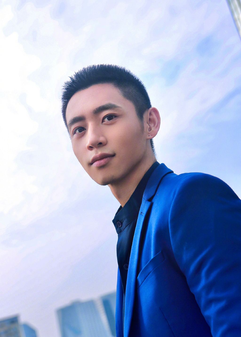 魏晨庆生造型a爆!清爽寸头搭蓝色西装,是你心中的理想男友吗?