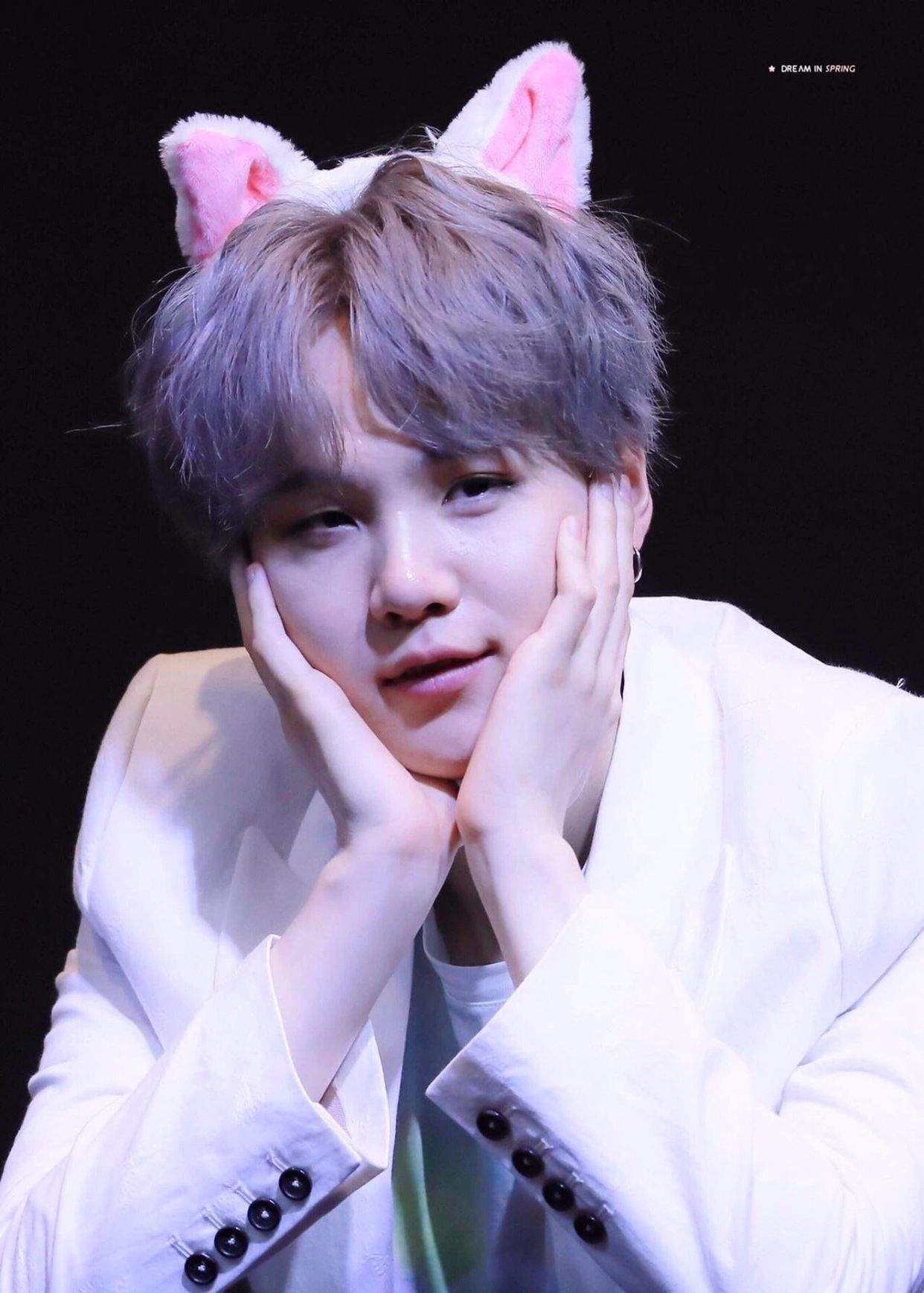 闵suga可爱的侧脸闵suga的小圆脸和小眼睛哈哈哈紫色头发的其其猫穿