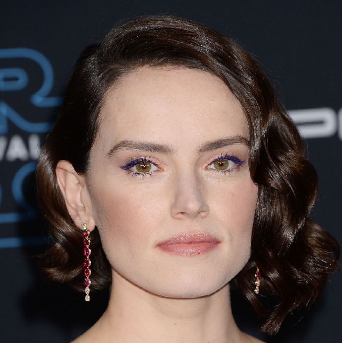 黛茜·雷德利一袭红裙优雅亮相,拖地裙设计增添气场,被她美哭了