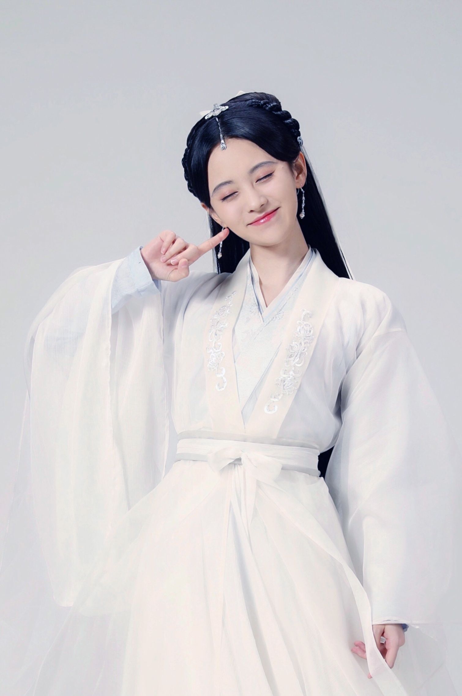 精致甜美的鞠婧祎,图六穿古装的照片,都这么俏皮,仙气!