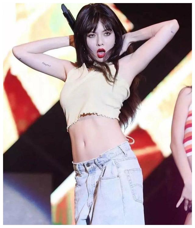 泫雅与男友水下大秀恩爱化身泳装小野马这身材不愧内衣代言人