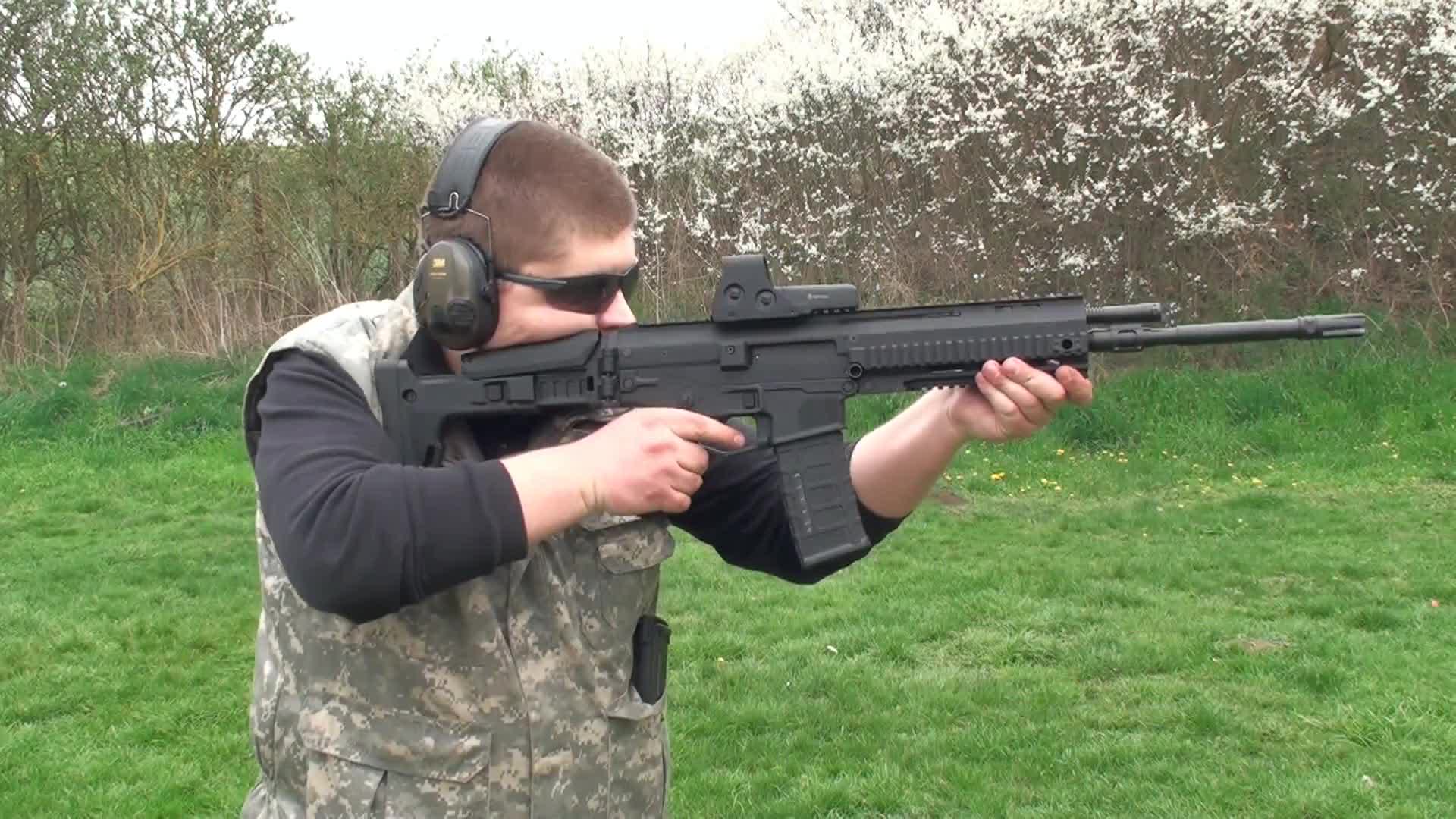 雷明顿acr突击步枪,可折叠式枪托 性能威力都是杠杠的