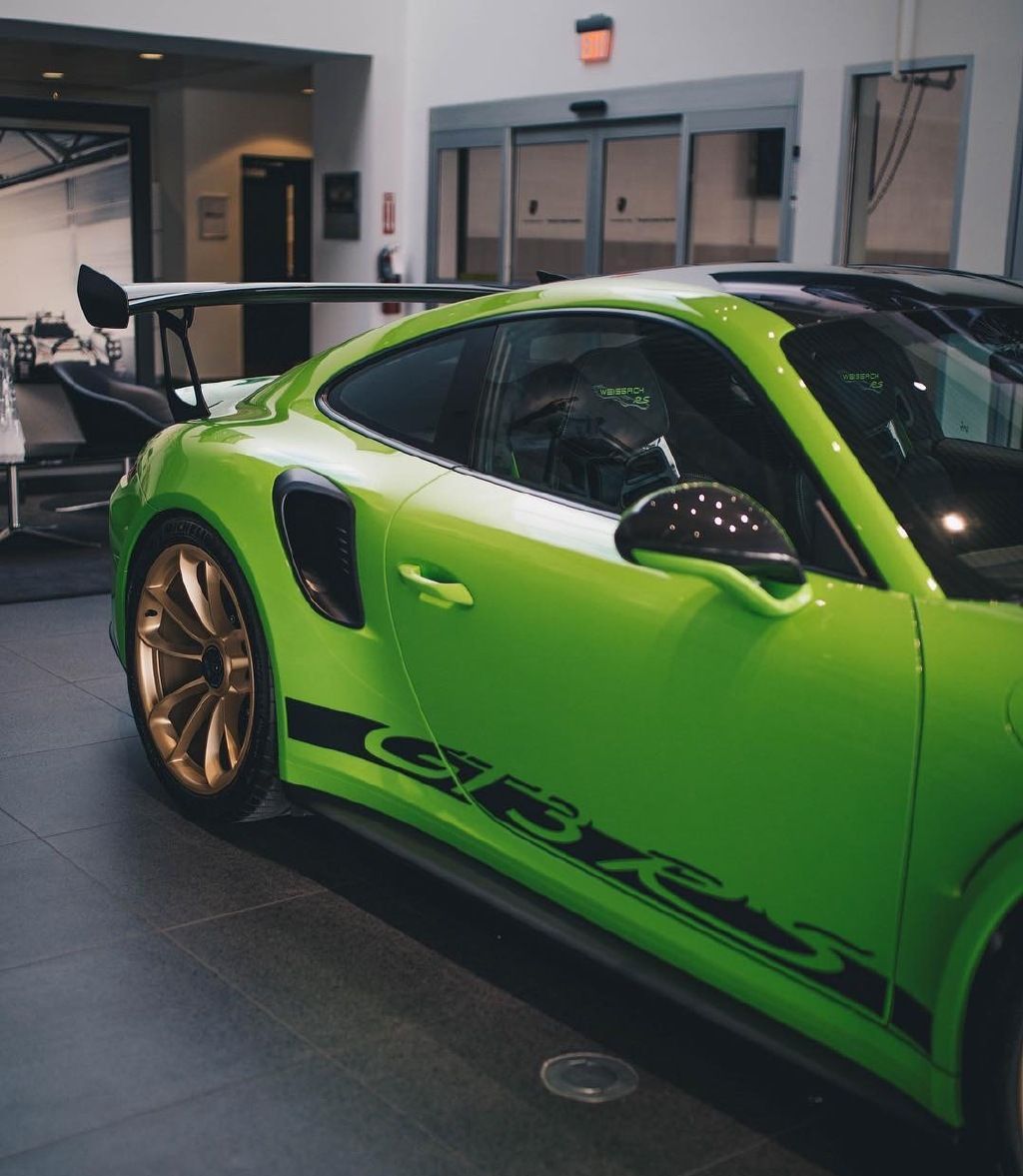 荧光绿车漆的保时捷911 gt3 rs,521匹,3.2秒破百,你喜欢吗?