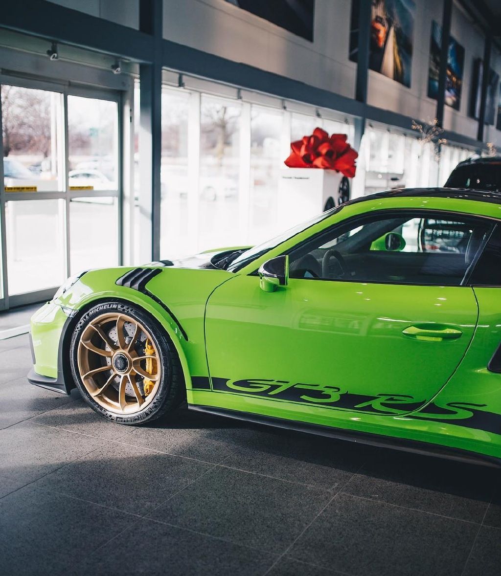 荧光绿车漆的保时捷911 gt3 rs,521匹,3.2秒破百,你喜欢吗?
