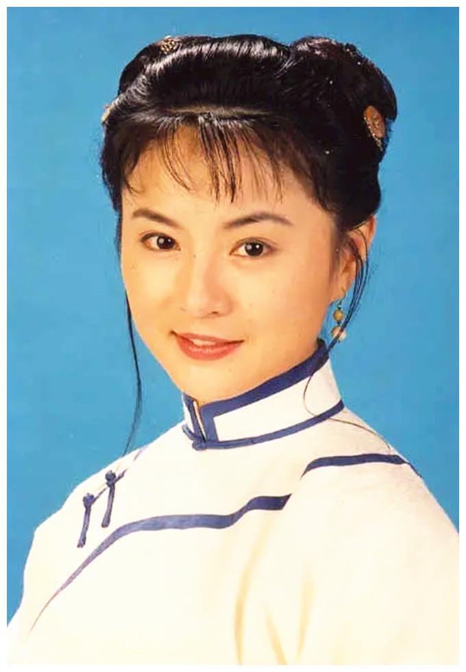 54岁李赛凤身手依旧敏捷,晒近照霸气踢腿,但二婚嫁豪门惨淡收场