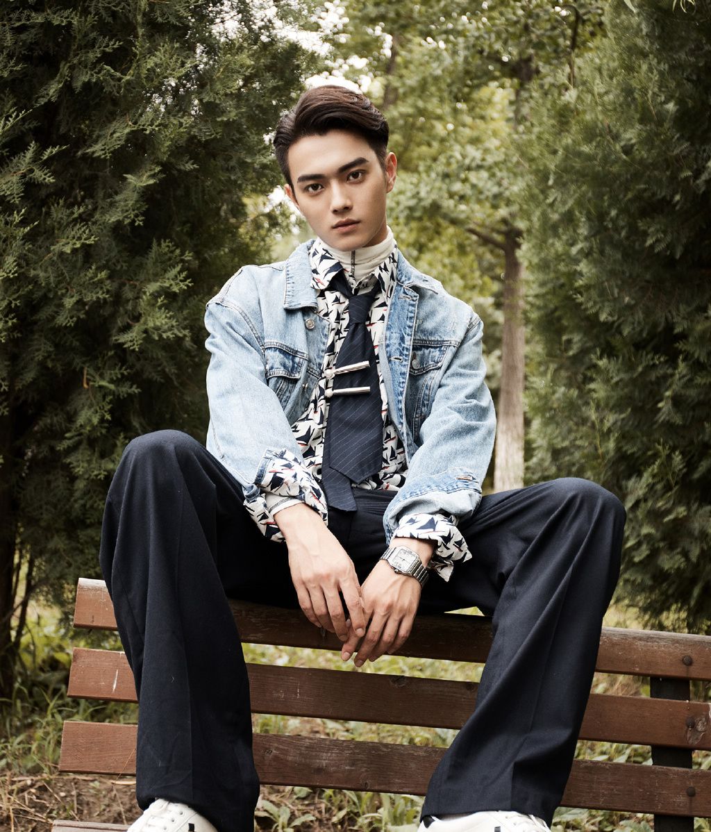 "傅恒少爷"许凯街拍帅照让人眼前一亮 气质出众 时尚有型