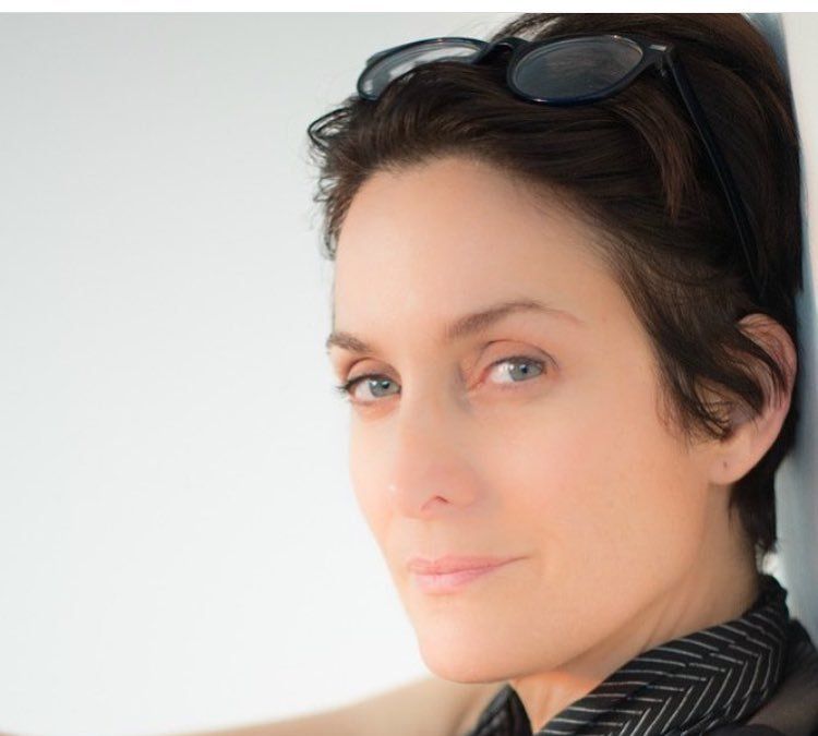 很熟悉,电影中除了男主角基努·里维斯,就属女主角崔妮蒂最抢眼了