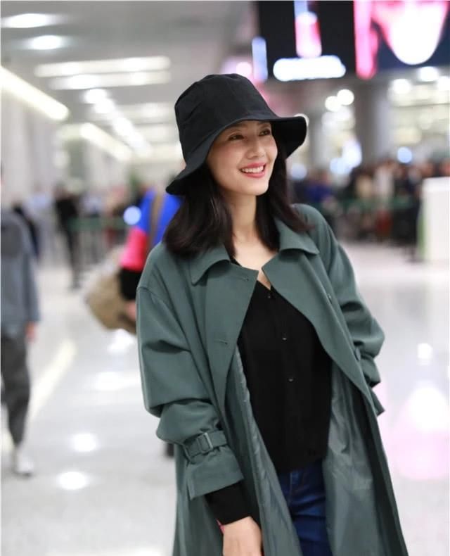 高圆圆产后低调现身,墨绿色风衣搭黑色渔夫帽,笑容甜美气质惊艳