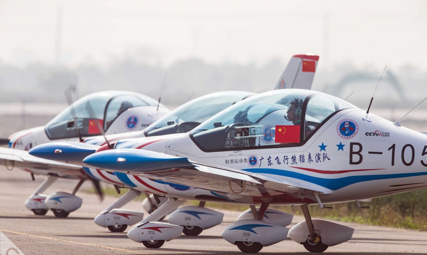 2019西安航展"飞行熊猫"表演队漫步空中