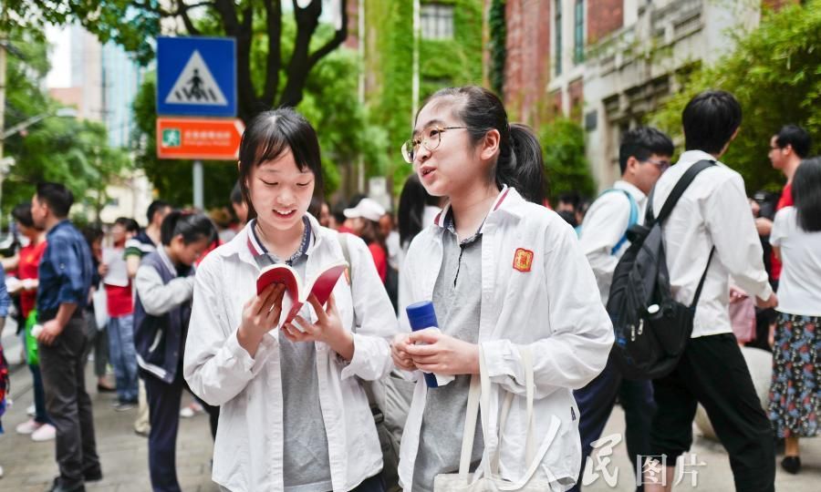 6月7日,上海格致中学考点外,考生家长苦苦守候.
