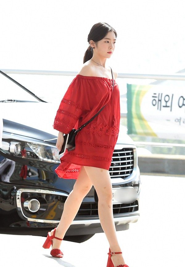 irene裴珠泫一字肩宽松红短裙减龄,衬肤色还增添了女人的妩媚