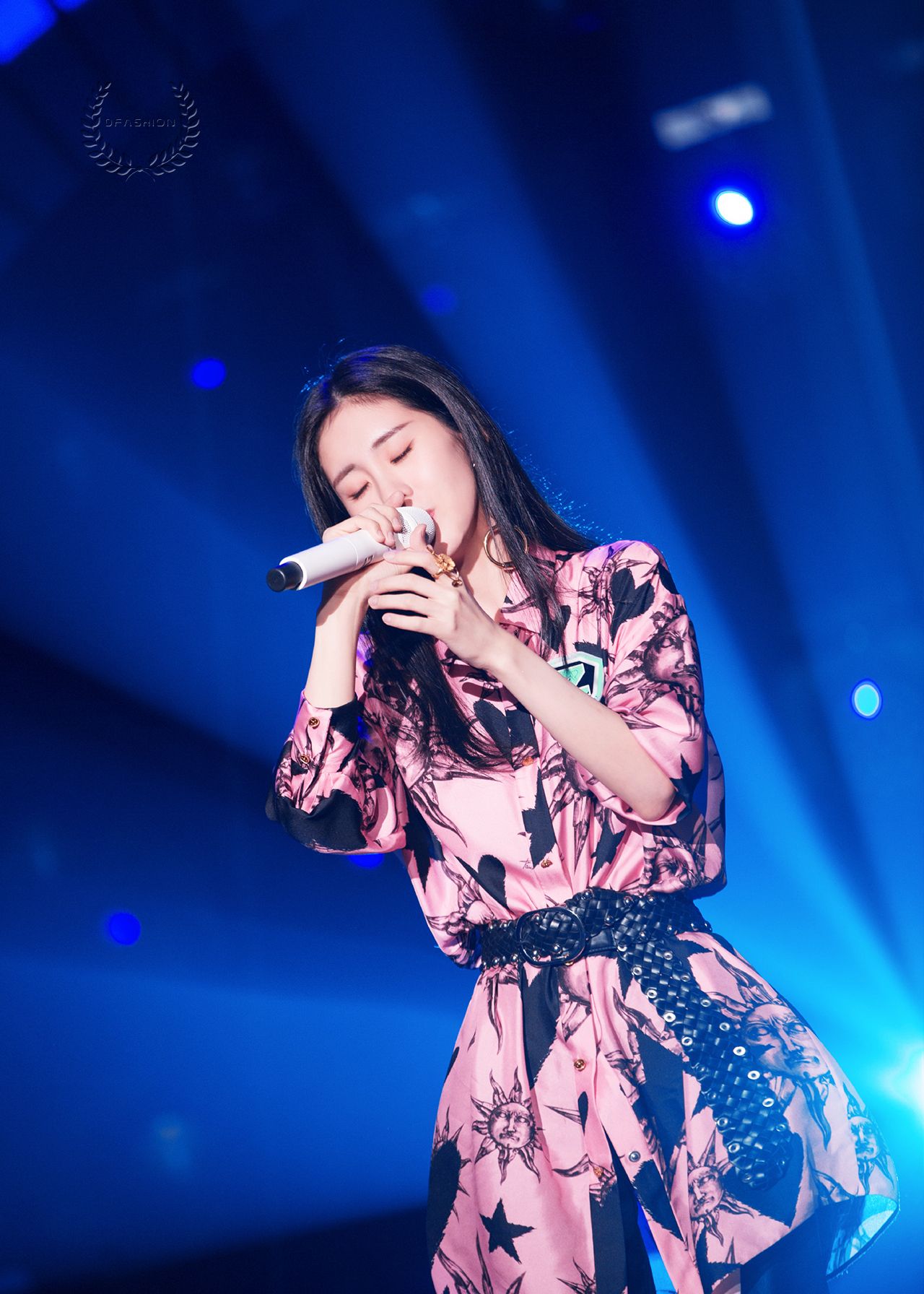 张碧晨《中国新声代》粉色印花衬衣星尚现场大秀!