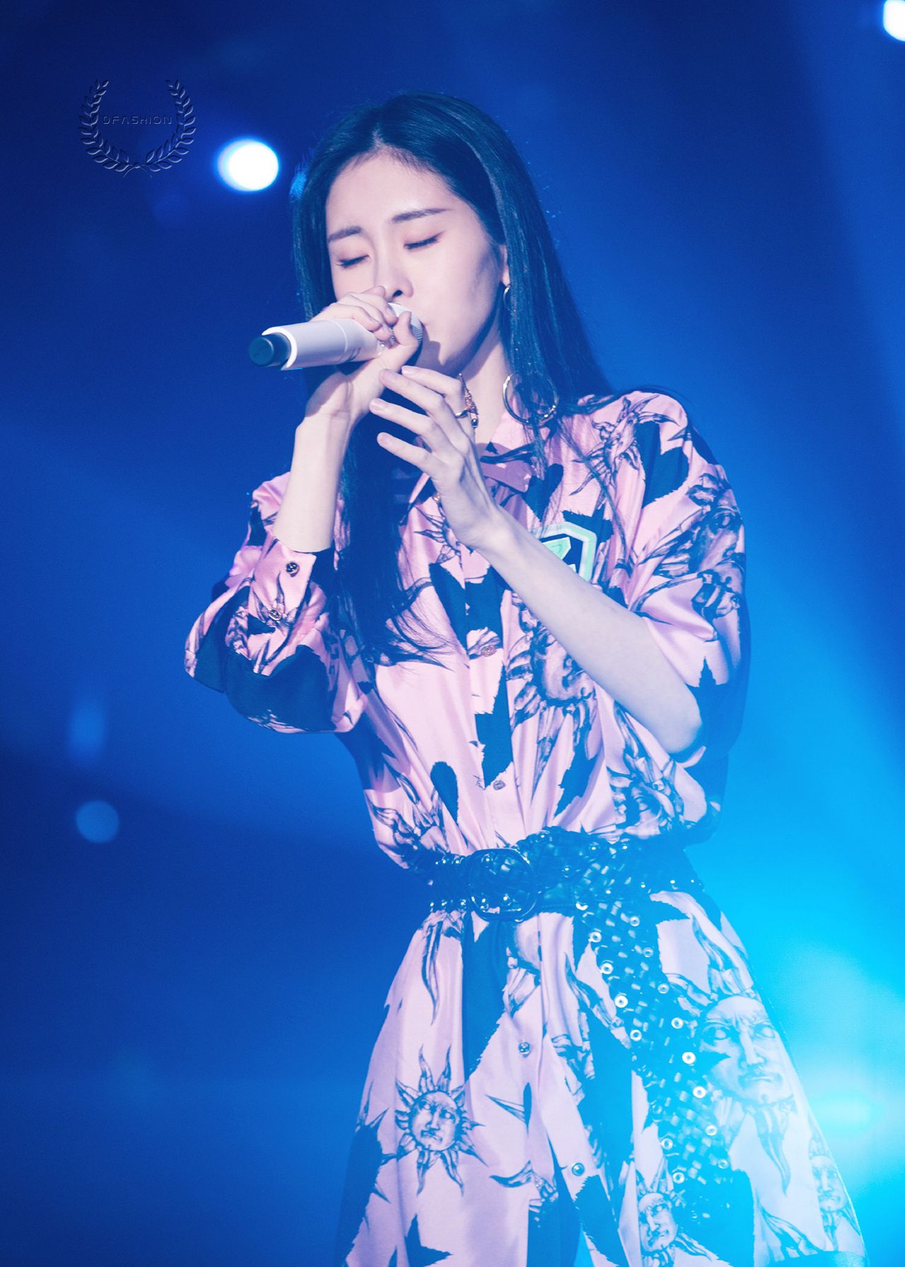 张碧晨《中国新声代》粉色印花衬衣星尚现场大秀!