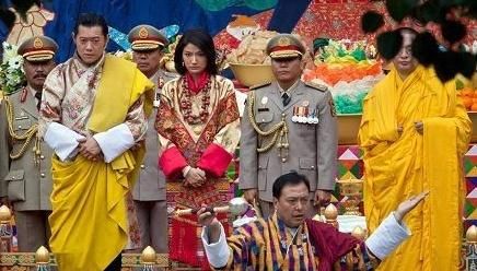 他16岁就成不丹国王，靠长相先后娶四姐妹为妻，如今日子过成这样