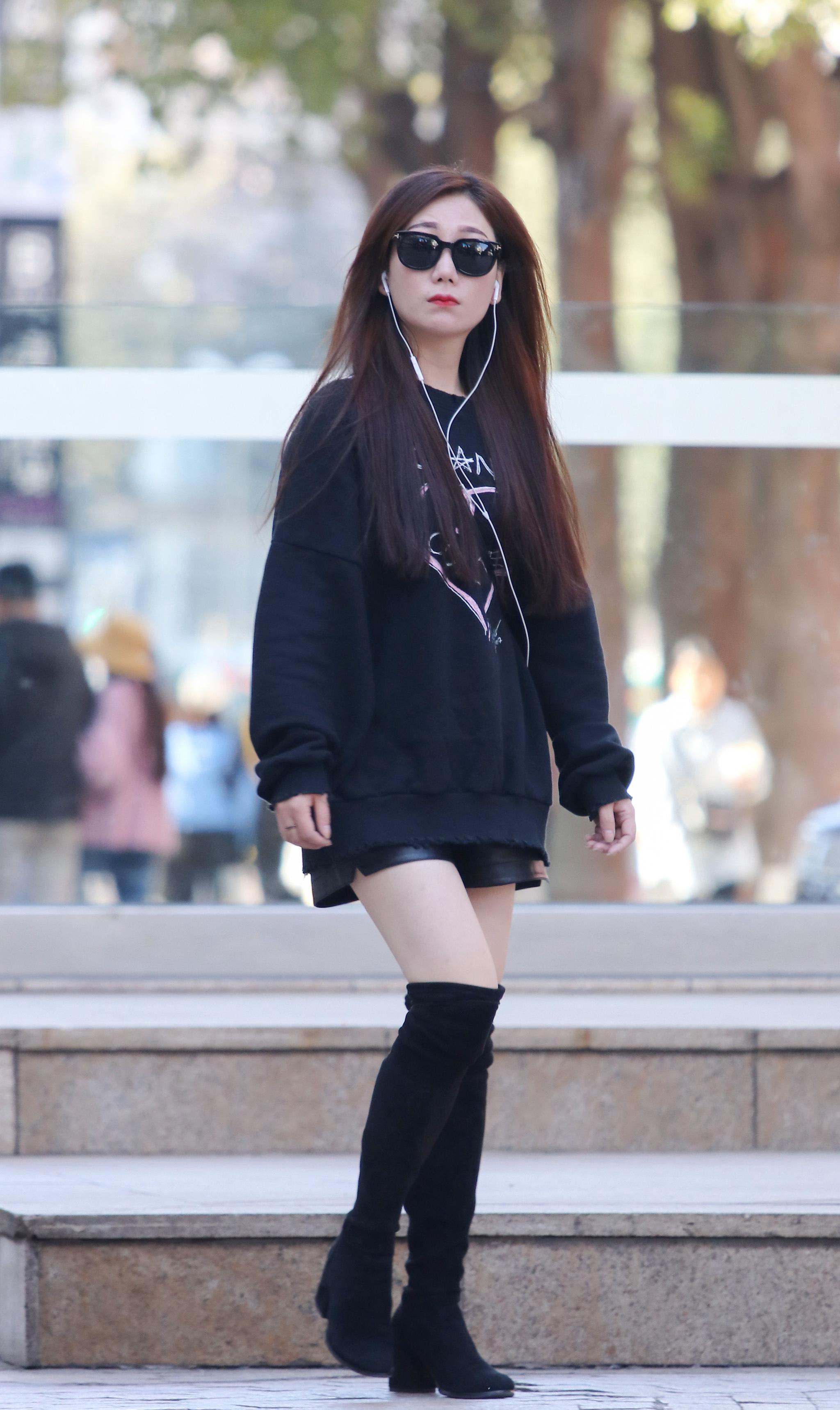 街拍:美女穿黑色卫衣配长筒靴子显腿长,墨镜遮脸更显气场强大|长筒