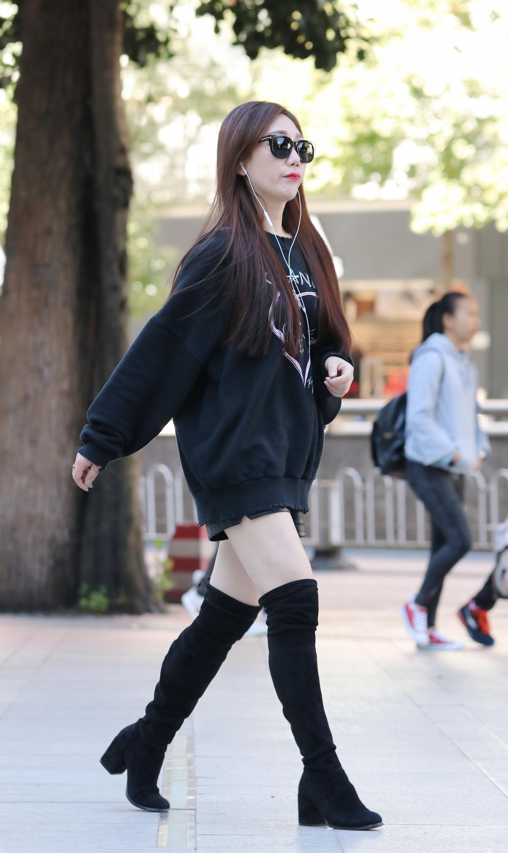 街拍:美女穿黑色卫衣配长筒靴子显腿长,墨镜遮脸更显气场强大|长筒