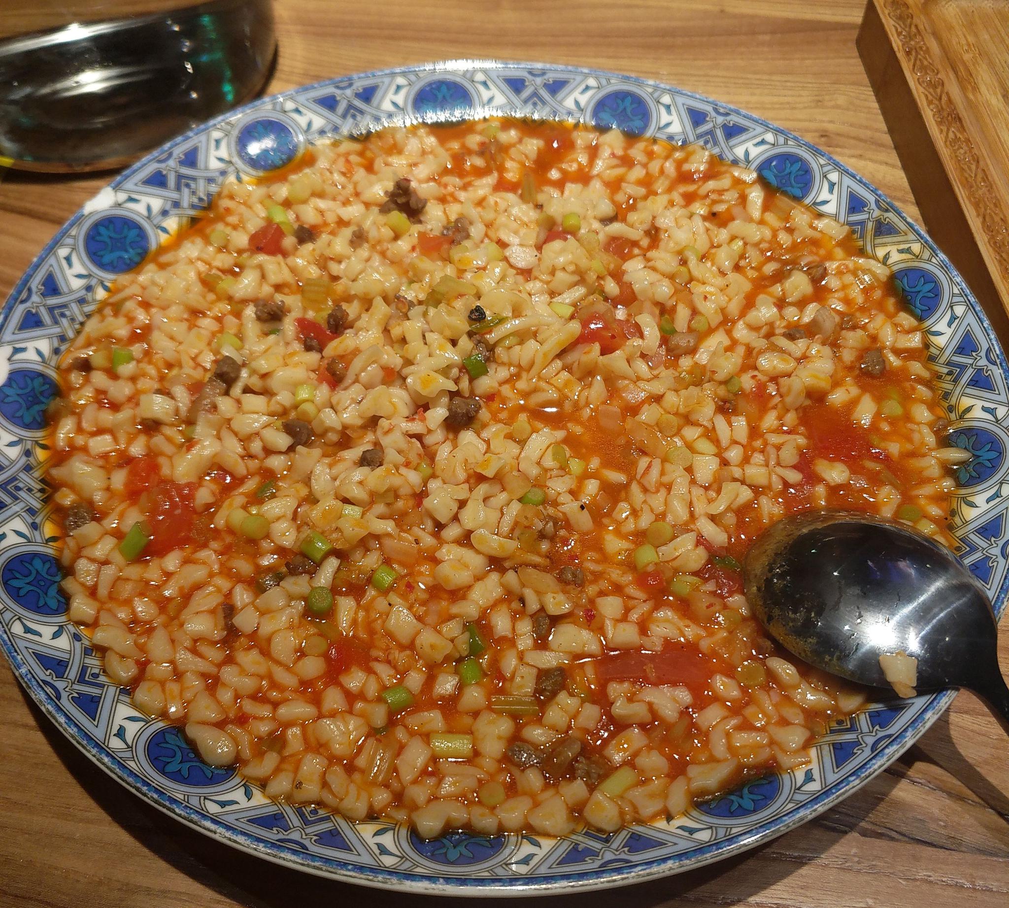 珍珠丁丁炒面,面也可以炒一炒碎肉抓饭,这里的米饭可以有肉羊腿抓饭