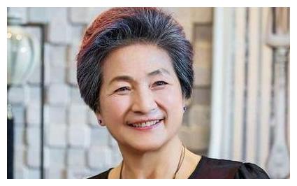 74岁老戏骨郑佩佩,离婚后独自抚养四个孩子,至今坚持拍戏