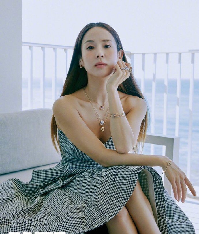 《寄生虫》贵妇扮演者,赵茹珍最新时尚画报,精致少女感_高清图集_新浪