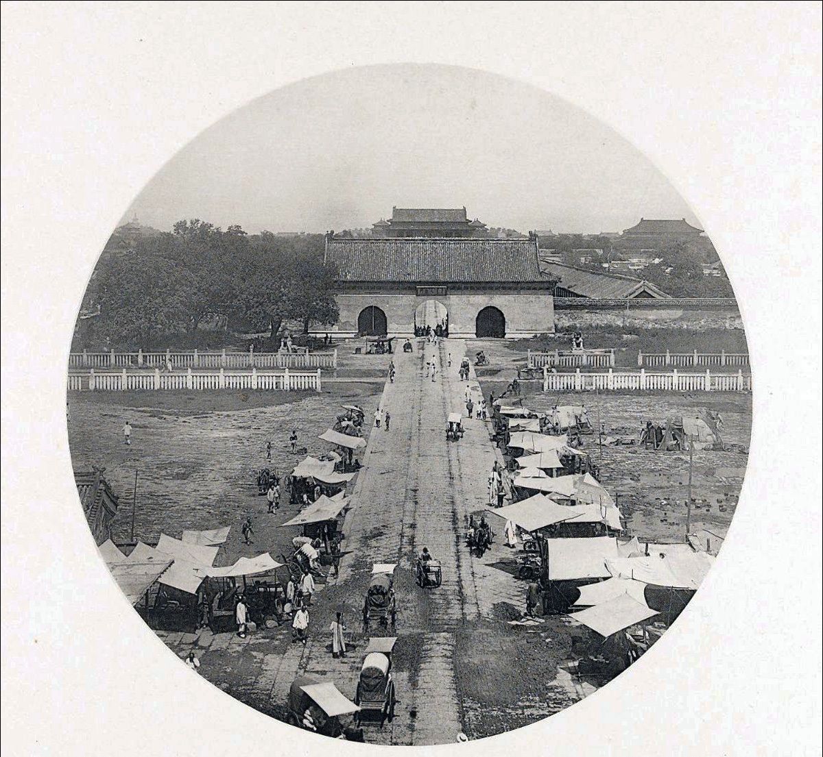 1900年 北京 【天安門】  (小川和正 摄)北京.【天安門】前的華表.