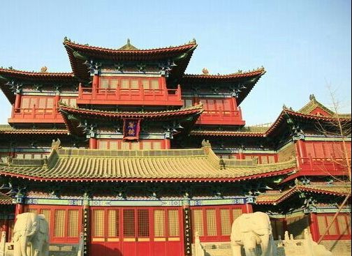 潜龙宫位于开封府景区中轴线东面,明镜湖西岸,值得去的地方_高清图集_