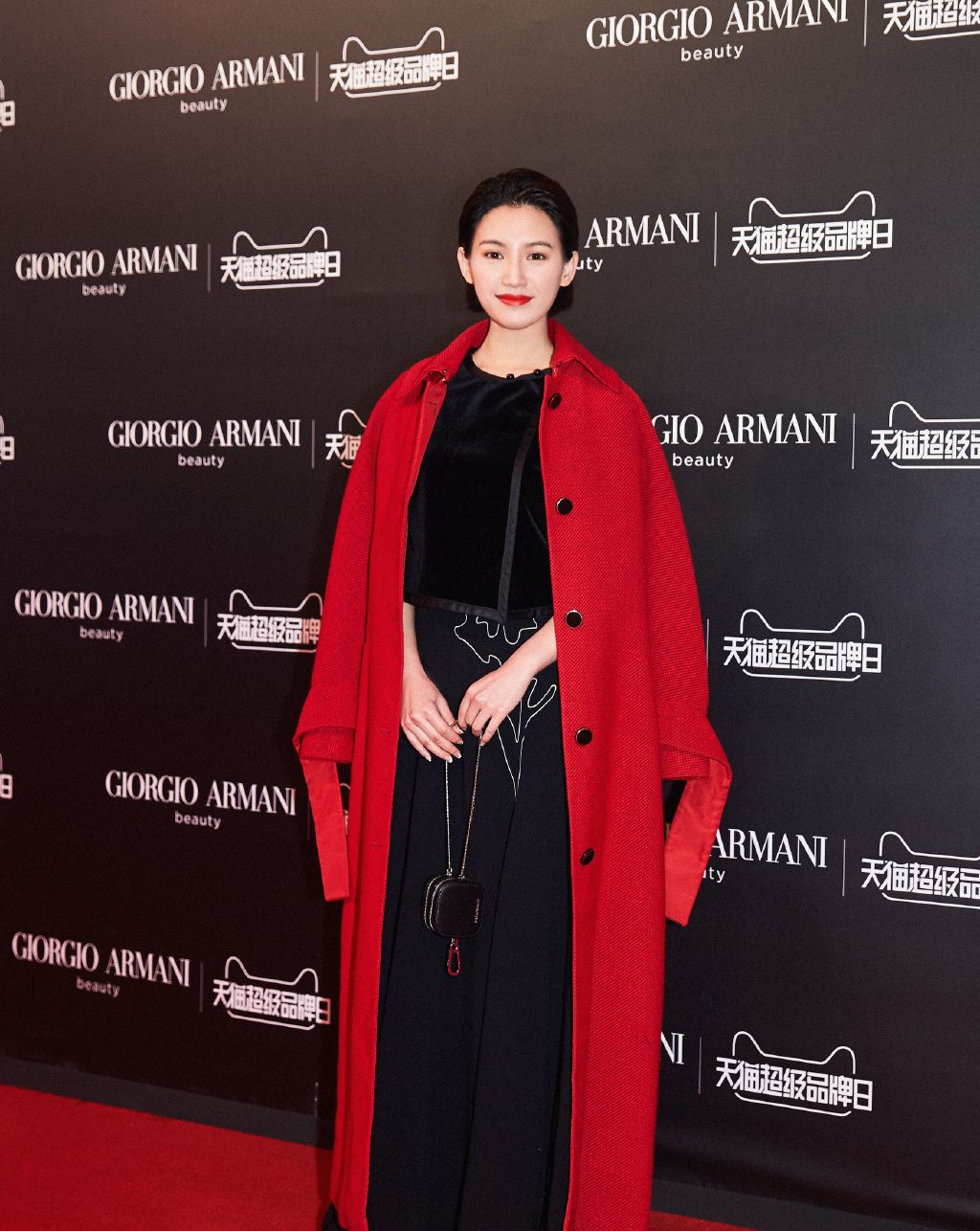 苏青早期亮相活动女王范十足黑色裙底下的大绿棉裤怎么回事