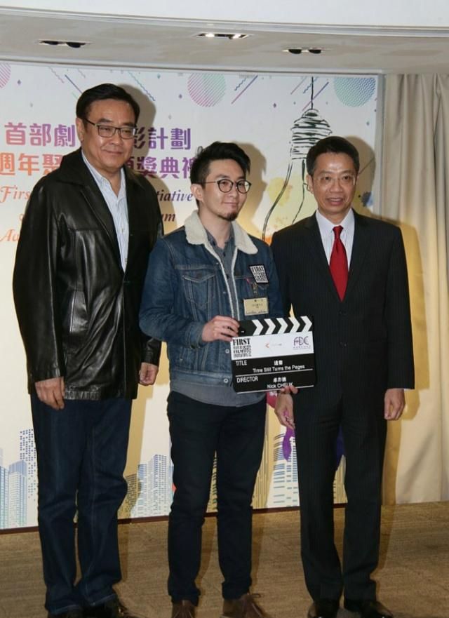 182cm的尔冬升穿皮衣帅气亮相无奈太高头快抵到天花板