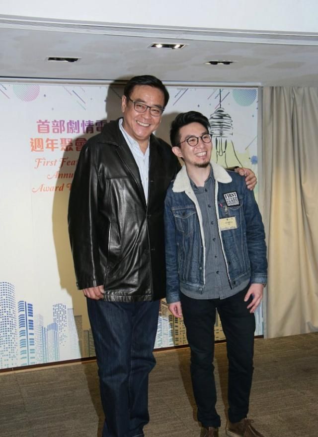 182cm的尔冬升穿皮衣帅气亮相无奈太高头快抵到天花板