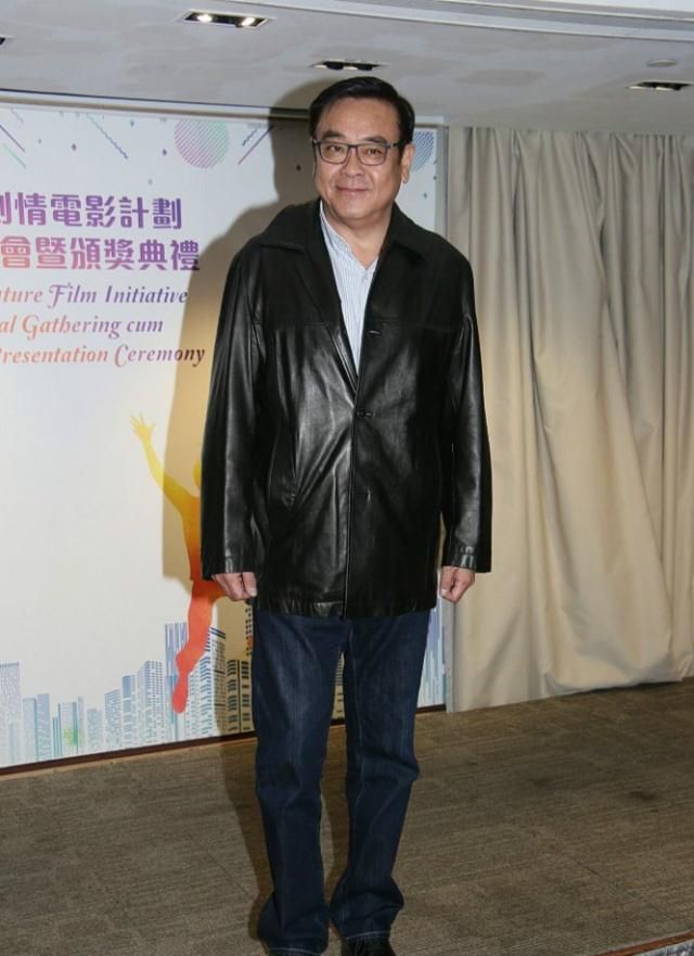 182cm的尔冬升穿皮衣帅气亮相无奈太高头快抵到天花板