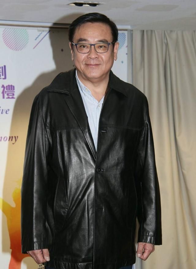 182cm的尔冬升穿皮衣帅气亮相无奈太高头快抵到天花板