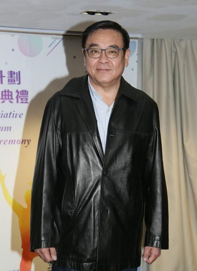 182cm的尔冬升穿皮衣帅气亮相无奈太高头快抵到天花板