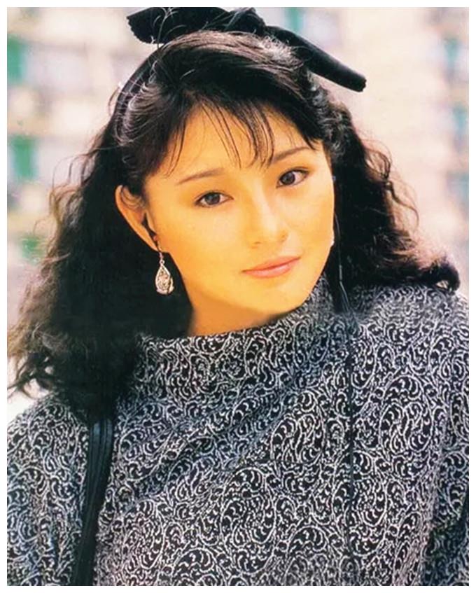 54岁李赛凤身手依旧敏捷,晒近照霸气踢腿,但二婚嫁豪门惨淡收场