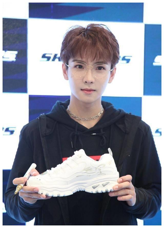 人气新演员郑繁星出席品牌活动青春洋溢奶酷满分