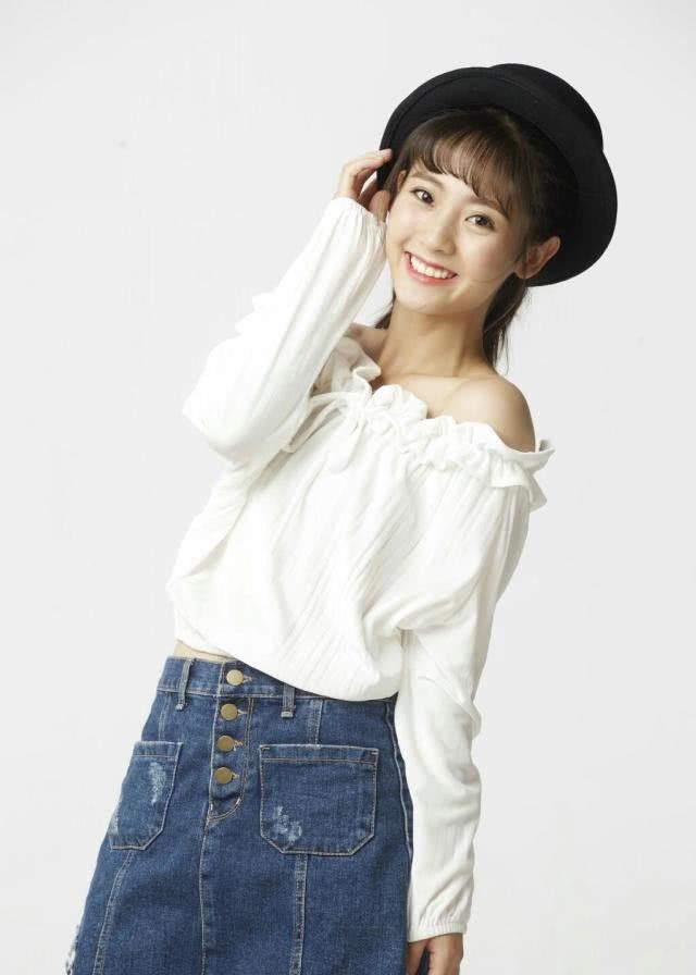 国民妹妹邢菲时尚穿搭配甜美笑容网友美呆了