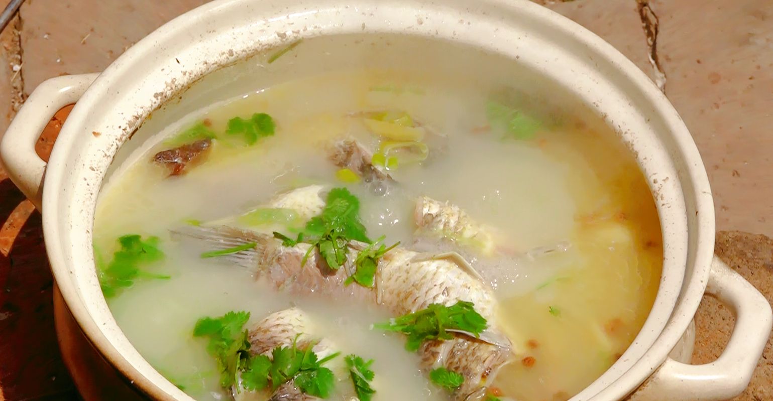 手把手教你炖鲫鱼,学会3个小窍门,鱼汤煮成奶白色!