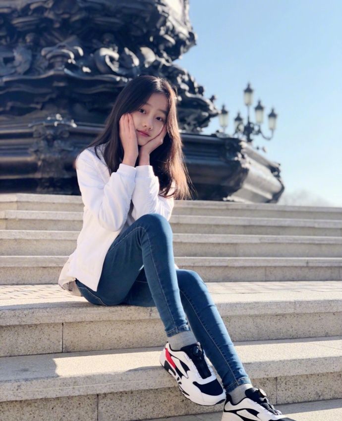 可爱的纪姿含小仙女放假了,街道书店走一波,街拍清纯如初恋