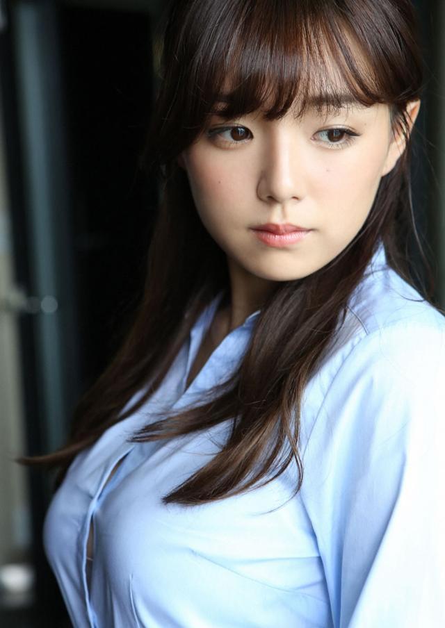 日本女星筱崎爱一身职业装写真,依然能秀出美好身段 筱崎爱