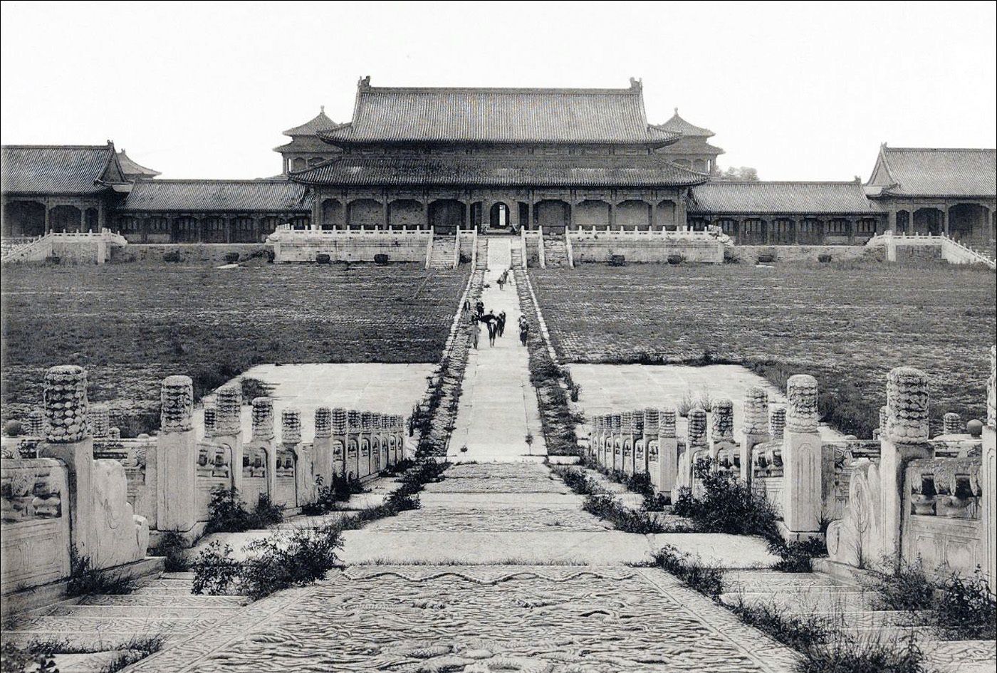 日本摄影师拍摄的1900年紫禁城,一片破败景象