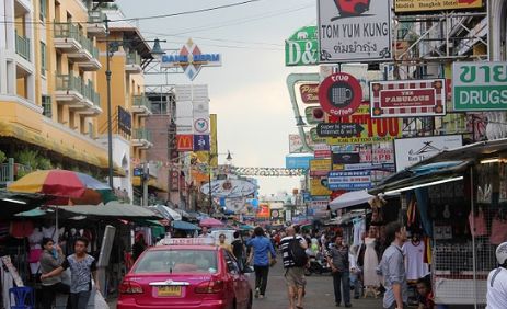 考山路 泰国首都曼谷的一条街道 是背包客的聚集地