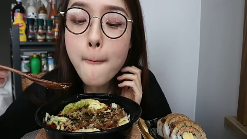 网红吃播阿尤吃三文鱼寿司和日式大阪烧咀嚼音超诱人