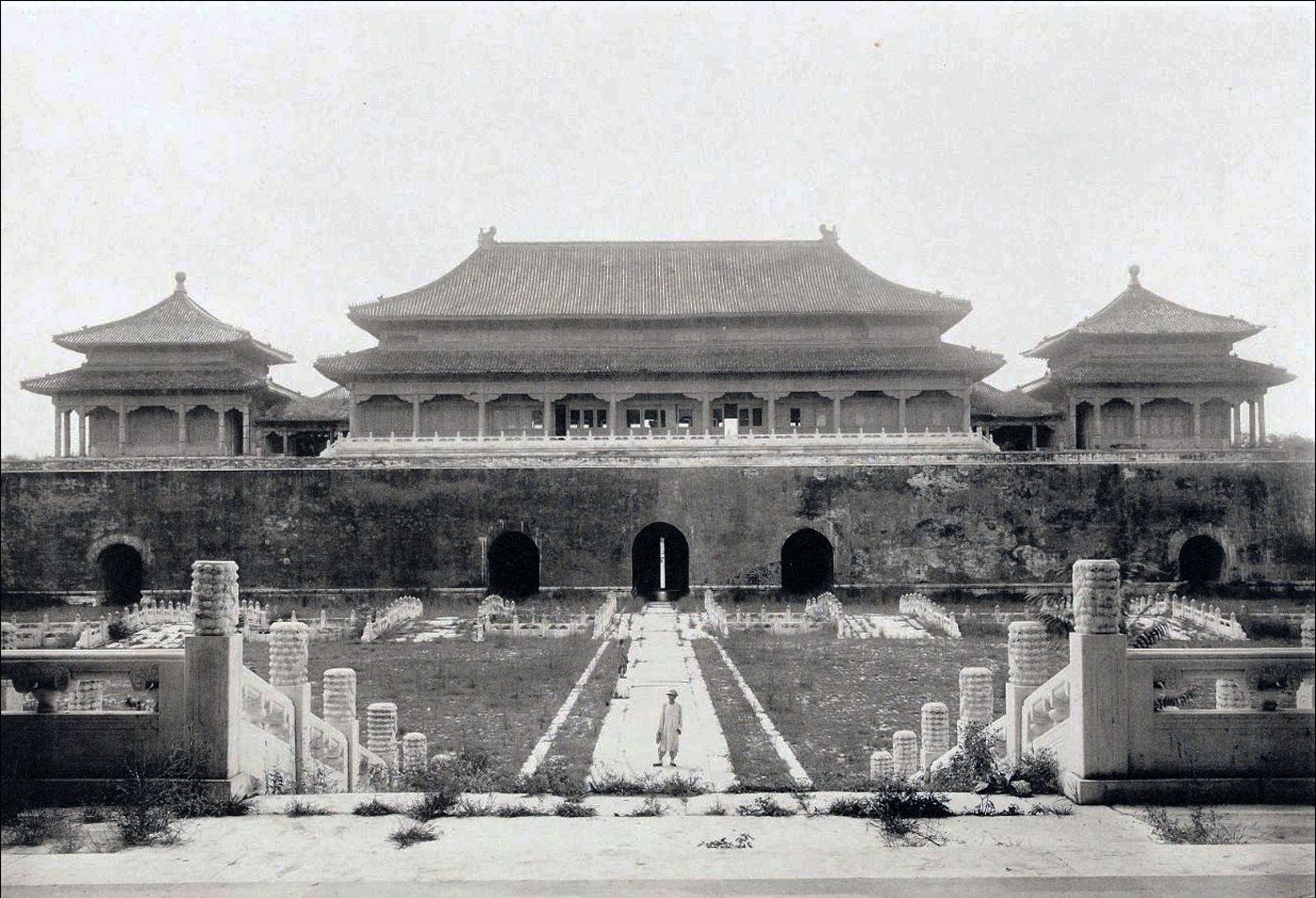 日本摄影师拍摄的1900年紫禁城,一片破败景象