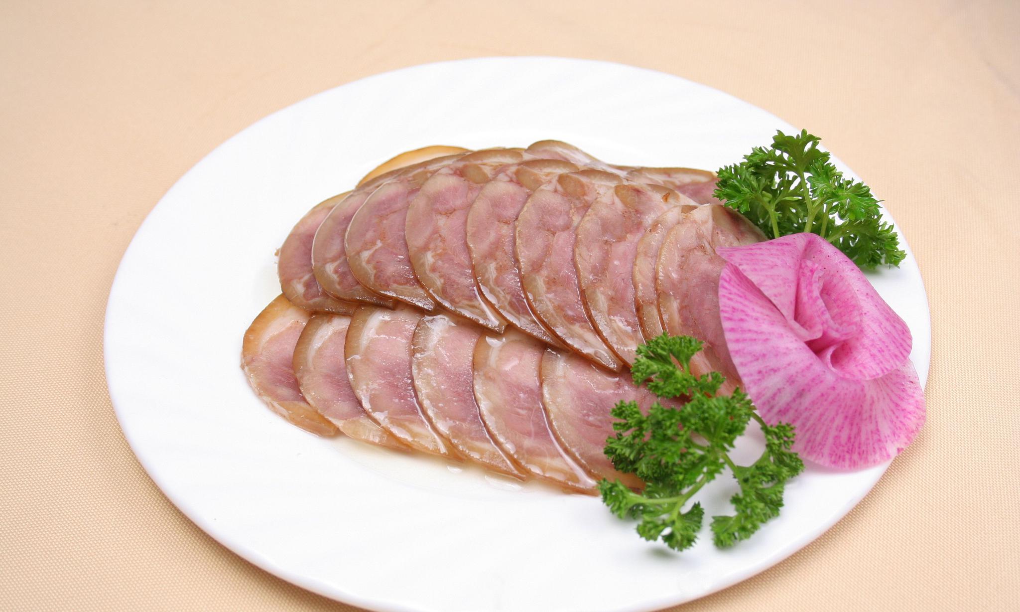 酱肘花 肘子一个(约500克),酱油45ml,红糖10克,冰糖5颗,盐10克,大葱2